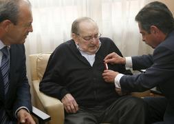 Miguel Delibes recibe la Medalla de Oro al Mérito Turístico de Cantabria