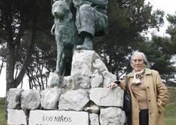 Mercedes junto al monumento a Félix en La Magdalena, obra de Ruiz Lloreda / SANE/