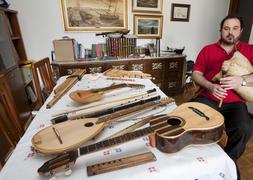 La colección de Pablo Mezzelani conserva una amplia muestra de instrumentos de diferentes zonas del mundo. :: ROBERTO RUIZ/