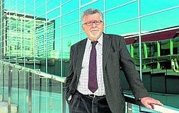 Fernando Briones, junto al edificio de Sodercán, en el Parque Científico y Tecnológico de Cantabria (Pctcan). :: SE QUINTANA/