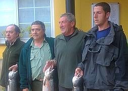 José Miguel Gutiérrez, Felipe Carrera y Adrián Carrera Prieto con el primer cupo del coto de Puente Viesgo, en el Pas. :: DM./