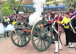 Una salva de honor y cuatro disparos de cañones de la época inauguraron el campamento militar en el Parque Lorenzo Cagigas. / Celedonio/