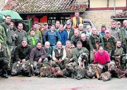 Cuadrilla 131 capitaneada por Victoriano Velarde, con el cupo de 12 jabalíes en el lote de Arretuerto. / Pedro Álvarez/