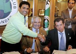 Alí, Pernía y Montalvo, en el acto de formalización de la venta del Racing. Foto: DM./