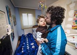 Lucas, con su padre. / Foto: D. Pedriza/
