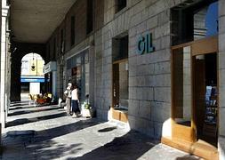 Exterior de la Librería Gil situada en los soportales de la Plaza de Pombo./ Foto: Roberto Ruiz/