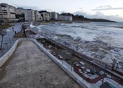 Vista de los daños causados por el oleaje en el paseo de la Segunda playa de El Sardinero./ Foto: Celedonio | Vídeo: Héctor Díaz/
