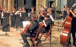La Orquesta de Cámara de la Joscan durante una actuación reciente en la iglesia Santa María de Laredo. :: DM/