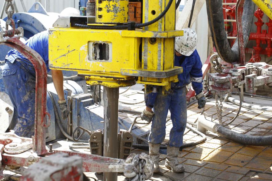 Un operario en un pozo perforador de fracking / DM/