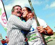 El presidente de Cantabria, Miguel Ángel Revilla, que asistió por primera vez al Descenso, abraza emocionado a Julio Martínez. /D. ESPINOSA/