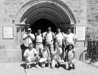 Los miembros del grupo, ante la Puerta del Perdón. / DM/