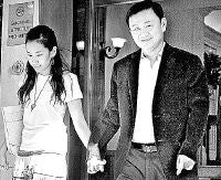 Shinawatra abandona un hotel londinense con su hija. / W. W.-AP/