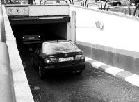 Un vehículo entrando en uno de los aparcamientos de Santander. / M. DE LAS CUEVAS/