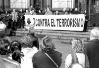 En la concentración de Zaragoza, como en otras ciudades, se exhibieron pancartas contra el terrorismo. / EFE/