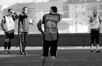 Portugal da instrucciones a sus jugadores durante el entrenamiento de ayer, en el que colocó a Scaloni y Colsa juntos. / M. DE LAS CUEVAS/