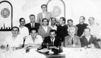 (De izda. a dcha.) Sentados: Valentín Obregón (ebanista), Jesús Gómez Pedrajo (veterinario y maestro), Víctor Barca Ruiz de Villa (concejal del Ayto. de Torrelavega), Clemente López-Dóriga y José Trueba (empresario). 1ª fila de pie: José Carranceja (fontanero), Antonio Fernández-Abascal (farmaceútico), Fermín Trueba (empresario), Eugenio Madrazo (obrero de Solvay), Ezequiel López (administrador de N. M. Q.), Ricardo Campo (ebanista), no identificado, y Enrique San Emeterio (obrero). 2ª fila de pie: Cipriano Marañón (empresario)./