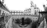 Imagen general del edificio de la antigua Universidad Pontificia y de la capilla, desde una esquina del patio. / REPORTAJE GRÁFICO: JAVIER ROSENDO/