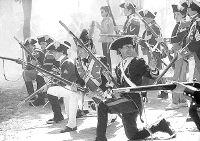 Una de las recreaciones en las que ha tomado parte el Tercio de Montañeses. Abajo, alguno de sus integrantes en formación, con el coronel Rocchiccioli a la izquierda./ DM/