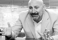 Fernando Ocaña presume de ser descendiente del poeta del Siglo de Oro Garcilaso de la Vega. /ARCHIVO DM/