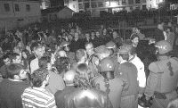 Hubo momentos de tensión. El consejero, en la foto, entre la gente y la policía. / P. G. BAHAMONDE/