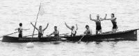 Los remeros de Astillero festejaron en el agua el triunfo en el Nacional de trainerillas. / S. C./