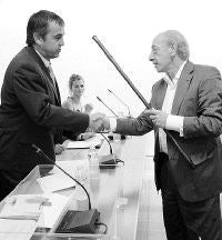 García Herrero (izda.) recibe el bastón de mando. / M. DE LAS CUEVAS./