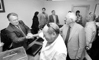 Jesús Ángel Pacheco es felicitado por sus vecinos. / ROBERTO RUIZ/