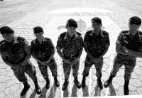 Cinco paracaidistas hispanos en su base de Paracuellos: Josie García Zamora, Marilyn Noboa, Edwin Vargas Montero, Omar de Jesús González y Efraín Adolfo Escobar, compañeros de los seis muertos en Líbano hace 7 días./