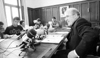 El arzobispo de Oviedo, Carlos Osoro, durante la rueda de prensa en la que informó del nombramiento. / BRUNO MORENO/
