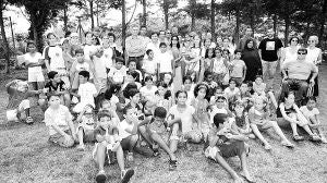 Foto de familia de los asistentes al encuentro y las autoridades. / ROBERTO RUIZ/
