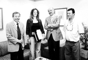 Durante la reunión, la alcaldesa le ha recordado al consejero sus compromisos con Los Corrales. / DM/