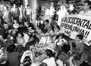Los niños con sus familias de acogida solicitan referéndum en el Aeropuerto de Parayas. / BRUNO MORENO/
