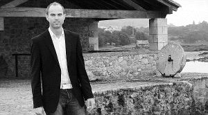 Marco Pérez Ansola delante del molino de Mareas de Santa Olaja . / M. G./