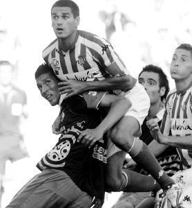 Una inoportuna lesión obligó a salir del campo al central racinguista Garay./