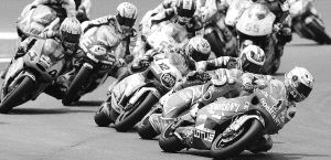 Jorge Lorenzo lidera el grupo de cabeza, en donde ninguno se lo puso fácil para que consiguiese rematar su aspiración a la corona en 250cc. / AP/
