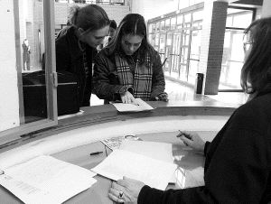 Alumnas de Magisterio se informan en el año 2000, en el que se produjo un caso. / DM/