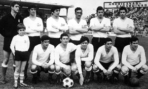 Corral, primero por la izquierda en la fila superior, y Aguilar y Santillana, primero y tercero por la izquierda en la fila inferior, respectivamente, en el equipo titular del Racing el 4 de abril de 1971 que se impuso al Burgos por 1-0. / DM/