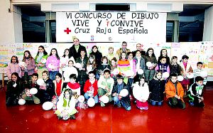 Los niños premiados con los organizadores y autoridades. / L. P./