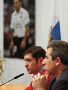 Marcelino, en su intervención. Debajo, el público. / DANIEL PEDRIZA/