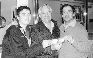 Juan Manuel y su hijo, Juan Bosco, flanquean a Pernía./