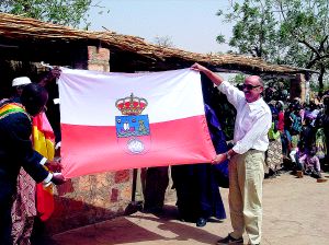 El consejero llevó una bandera de Cantabria y otra de España. Allí una placa recuerda que la región financió el pozo./
