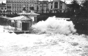 El temporal devoró el Pabellón Real 'La Caracola', ubicado en la primera playa, y lo arrastró mar adentro./