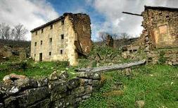 Una casa solariega de 1866 totalmente en ruinas en Candenosa (Valdeprado del Río). / ANDRÉS FERNÁNDEZ/