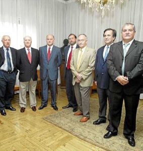 Primero por la derecha, Miguel Gómez de Liaño, junto a los consejeros Antonio Temes, Roberto Peón (ya cesado), Jesús Manuel Zaballa, Blas Mezquita, Suárez y Manuel Huerta en agosto de 2007/L. P./