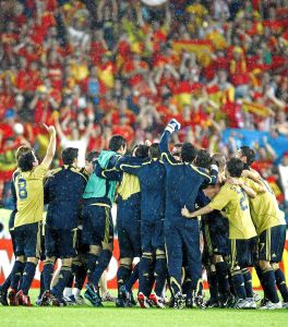 Los jugadores españoles festejan por todo lo alto la victoria ante Rusia. / EFE/