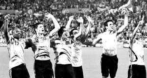 Jugadores de España festejan el pase a la final en el césped de Ernst Happel después de pasar por encima de Rusia con los goles de Xavi Hernández, Dani Güiza y David Silva. / REUTERS/