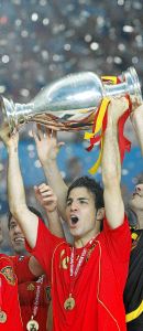 Cesc Fábregas, con la copa de campeón de Europa. / AP/