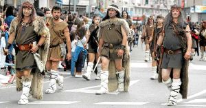 El desfile general congregó el año pasado cerca de 40.000 personas en Los Corrales de Buelna. / DM/