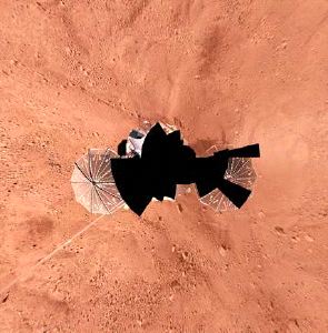 La NASA ha facilitado esta vista aérea de la sonda y el terreno marciano circundante. / NASA/