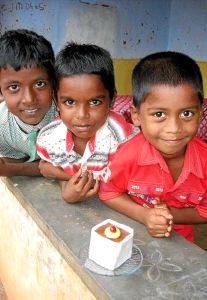 Los hijos de los dalits son dalits; el pastel se lo ofrecieron a los visitantes. / A. A./